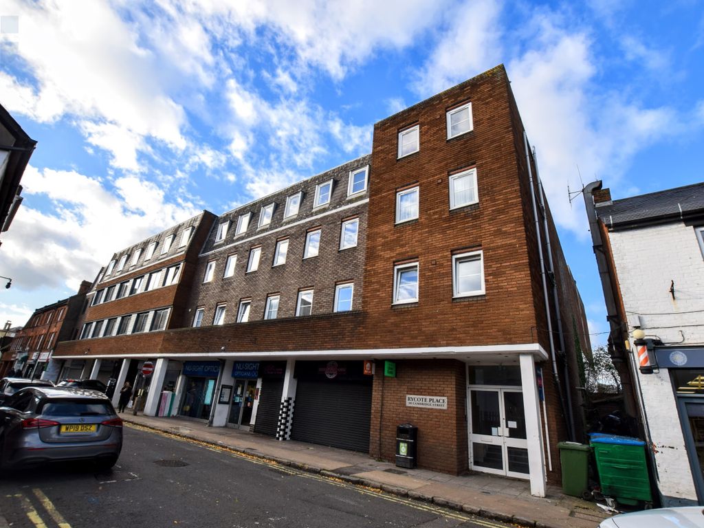 1 bed flat to rent in Cambridge Street, Aylesbury HP20, £925 pcm