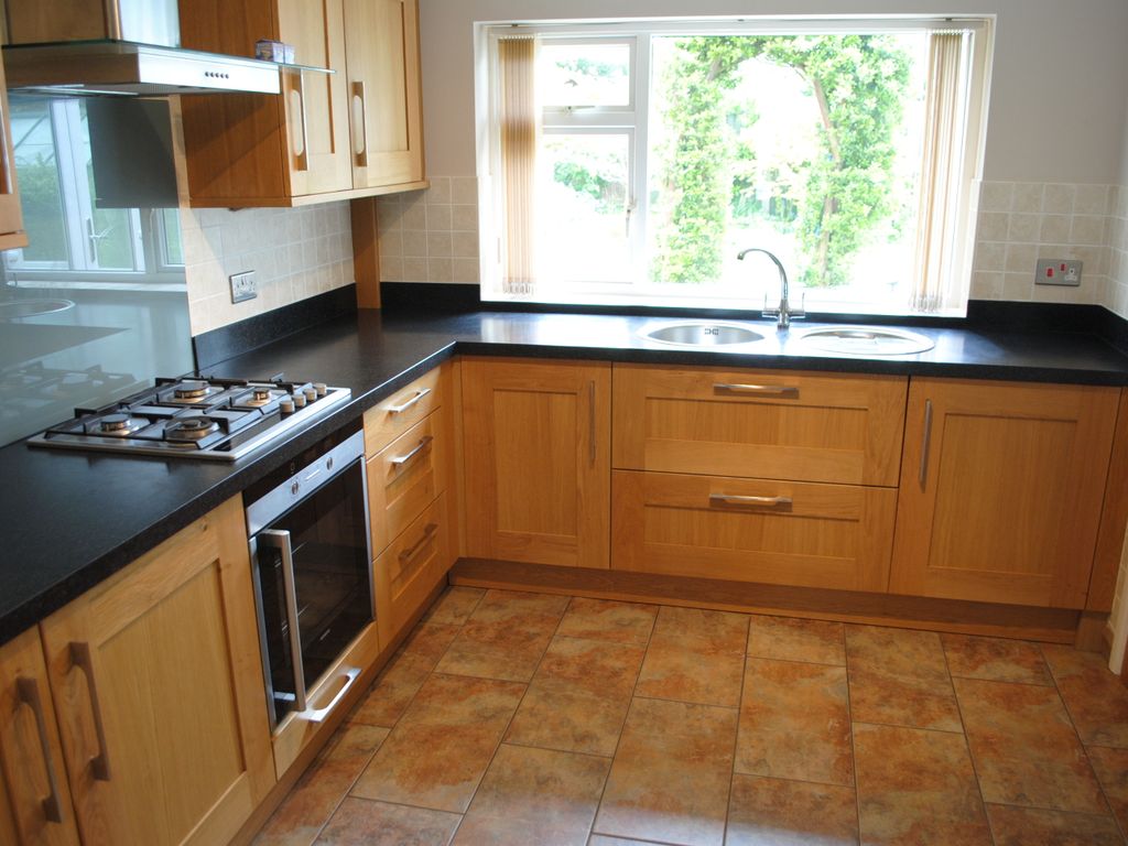 3 bed detached house to rent in Highfields Avenue, Whitchurch, Shropshire SY13, £925 pcm