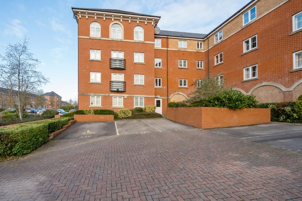 2 bed flat for sale in Swindon, Wiltshire SN2, £150,000