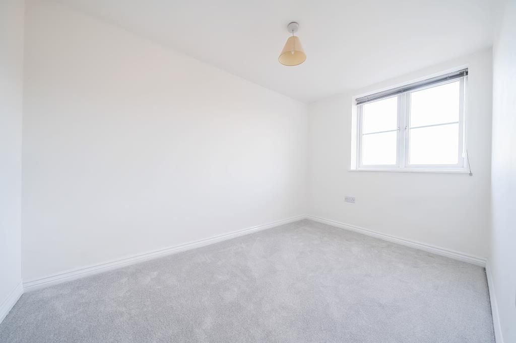 2 bed flat for sale in Swindon, Wiltshire SN2, £150,000