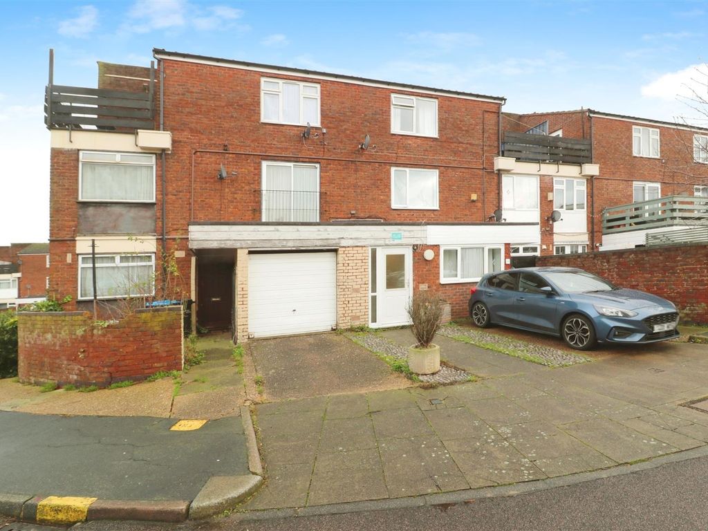 2 bed flat for sale in Long Banks, Harlow CM18, £200,000
