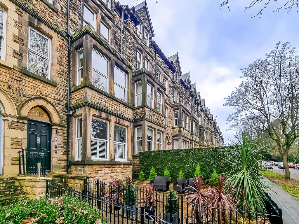 2 bed flat for sale in Valley Drive, Harrogate HG2, £300,000