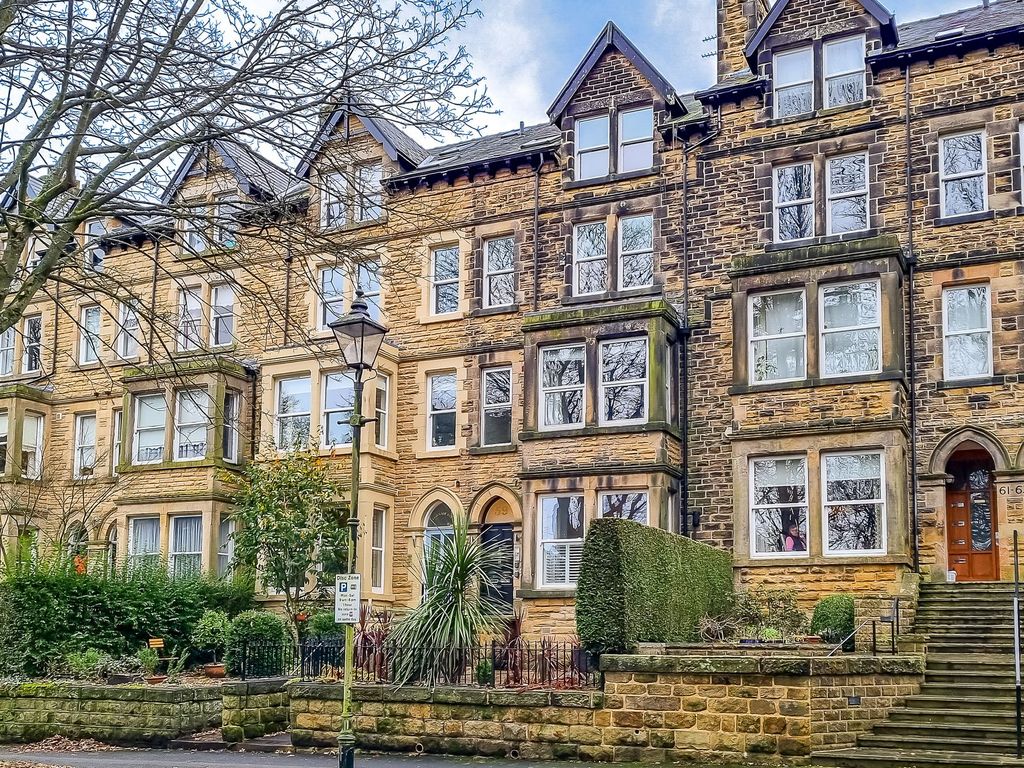 2 bed flat for sale in Valley Drive, Harrogate HG2, £300,000