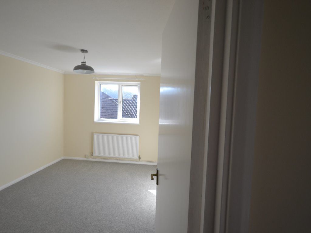2 bed flat to rent in Hillside Road, Harpenden AL5, £1,200 pcm