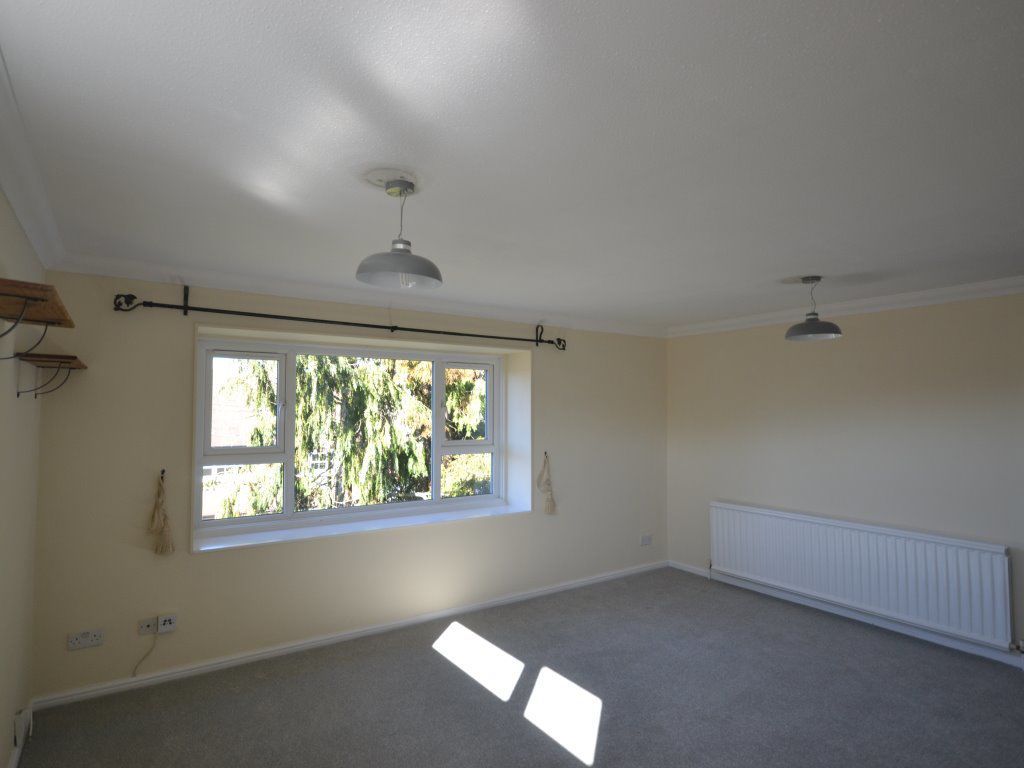 2 bed flat to rent in Hillside Road, Harpenden AL5, £1,200 pcm