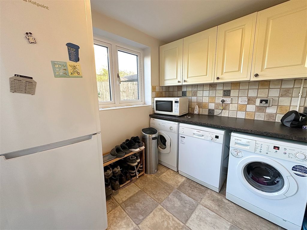 3 bed detached house for sale in Fineshade Close, Barton Seagrave NN15, £300,000
