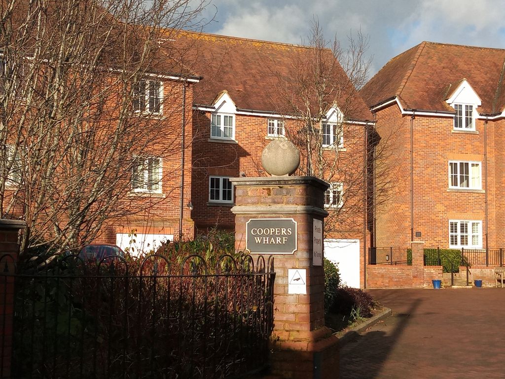 2 bed flat for sale in Ford Street, Buckingham MK18, £320,000