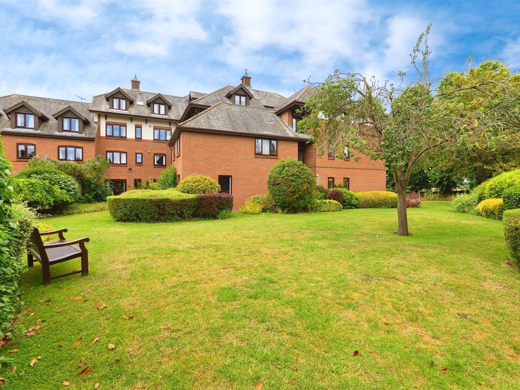1 bed flat for sale in Lawnsmead Gardens, Newport Pagnell MK16, £135,000