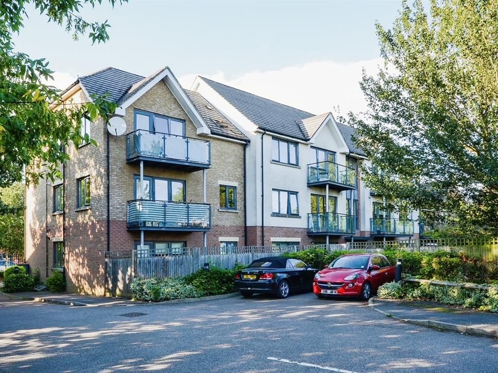 2 bed flat for sale in Queensway, Hemel Hempstead Industrial Estate, Hemel Hempstead HP2, £140,000