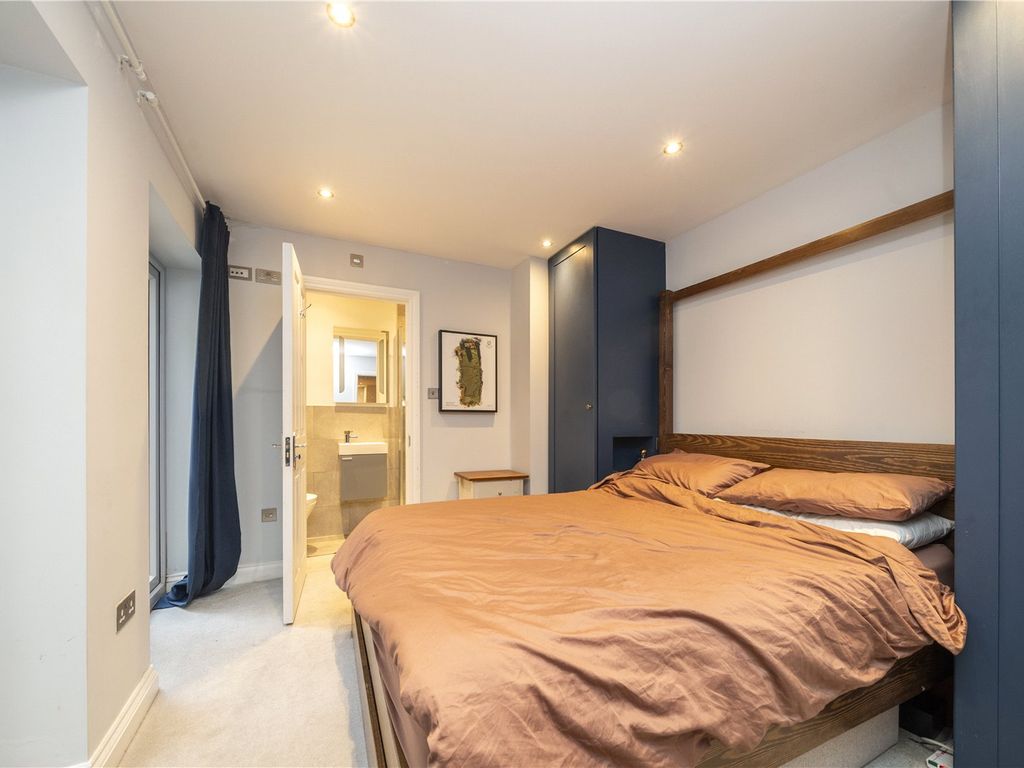 2 bed maisonette for sale in Trinity Road, London SW17, £690,000