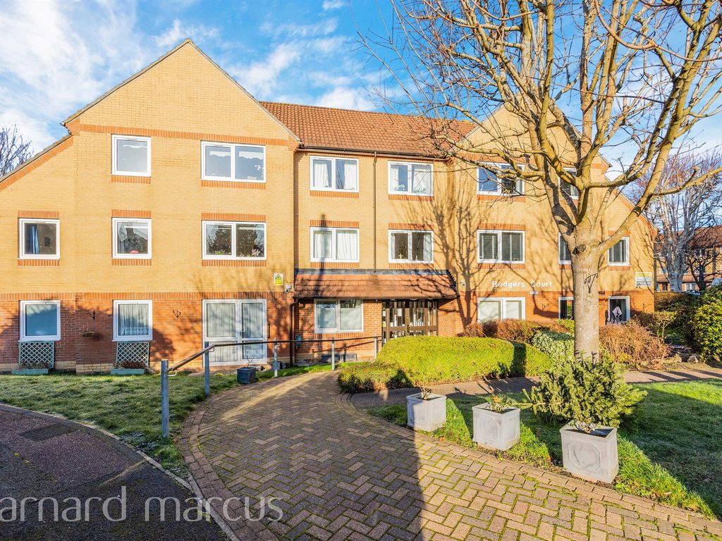 2 bed flat for sale in The Grove, Epsom KT17, £260,000