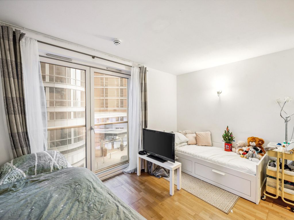 Studio for sale in Fairmont Avenue, London E14, £250,000