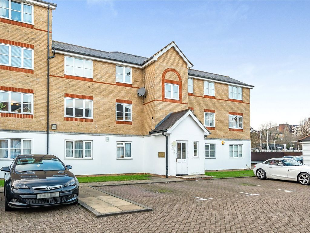 1 bed flat for sale in Clarence Close, Barnet EN4, £280,000