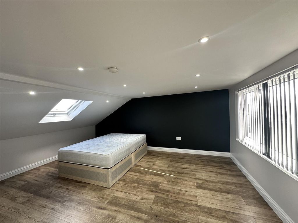 Room to rent in Dawes Moor Close, Slough SL2, £950 pcm