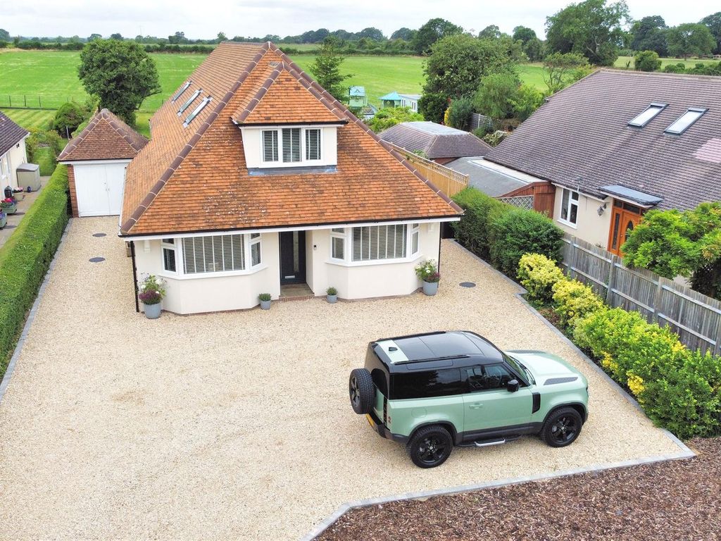 5 bed detached house for sale in Chalkshire Road, Butlers Cross, Aylesbury HP17, £975,000