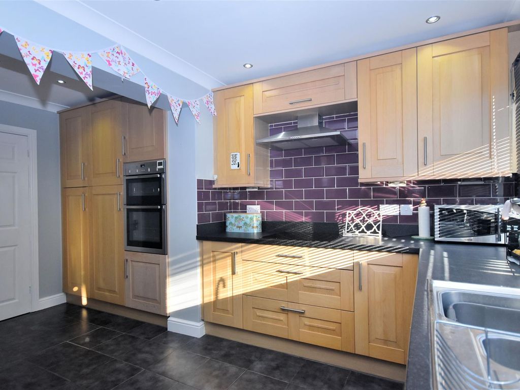 3 bed semi-detached house for sale in Ambleside, Aylesbury HP21, £425,000