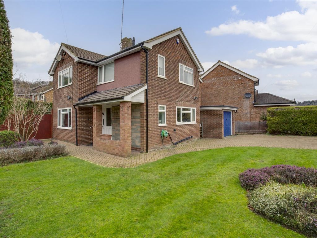 4 bed detached house for sale in Coates Lane, High Wycombe HP13, £750,000