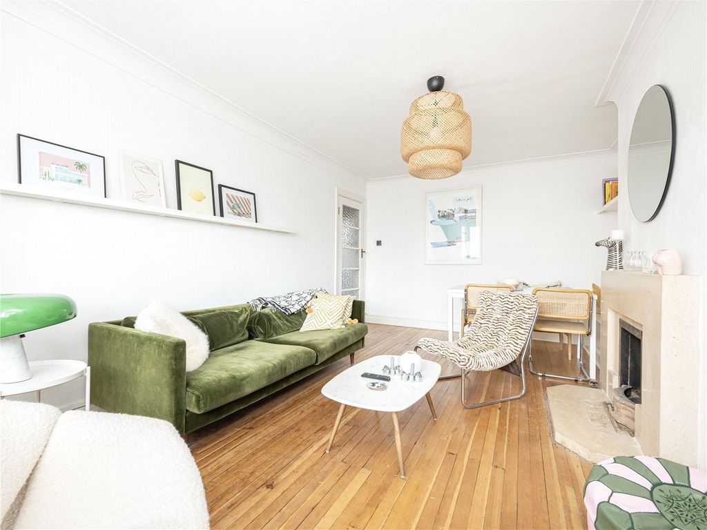 2 bed flat for sale in The High, Streatham High Road, London SW16, £425,000