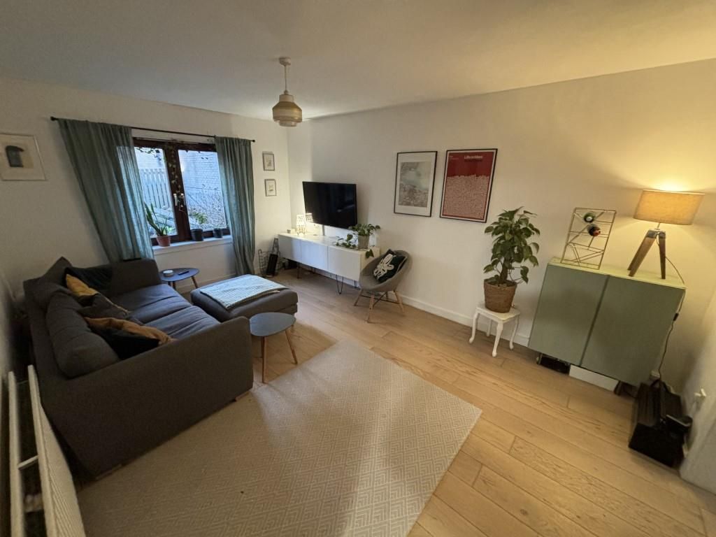 2 bed flat to rent in Elbe Street, Edinburgh EH6, £1,200 pcm