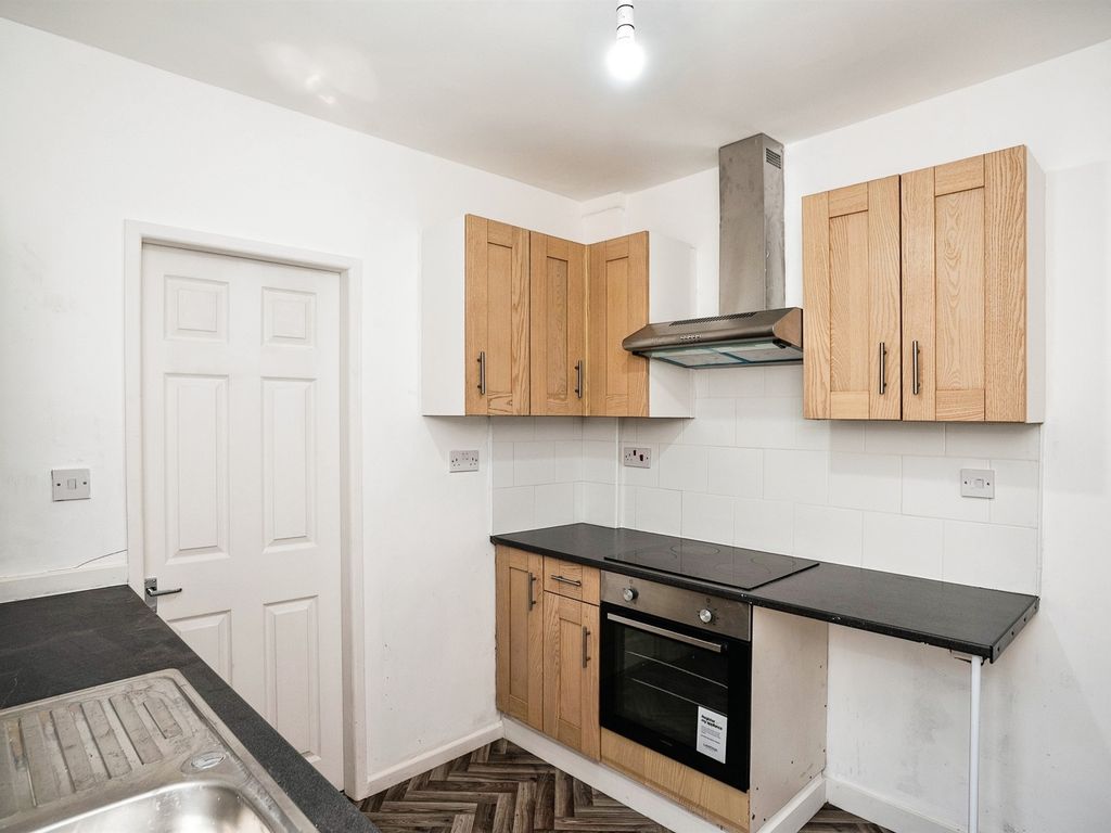 2 bed flat for sale in High Street, Cheslyn Hay, Walsall WS6, £105,000