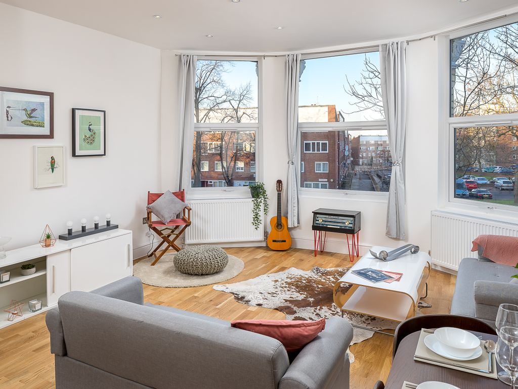 2 bed flat for sale in Christchurch Road, London SW2, £450,000