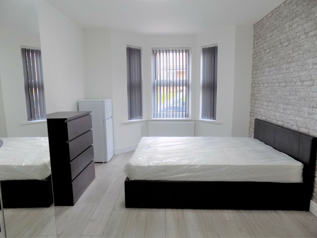 Studio to rent in Old Bedford Road, Room 5, Luton, Bedfordshire LU2, £750 pcm