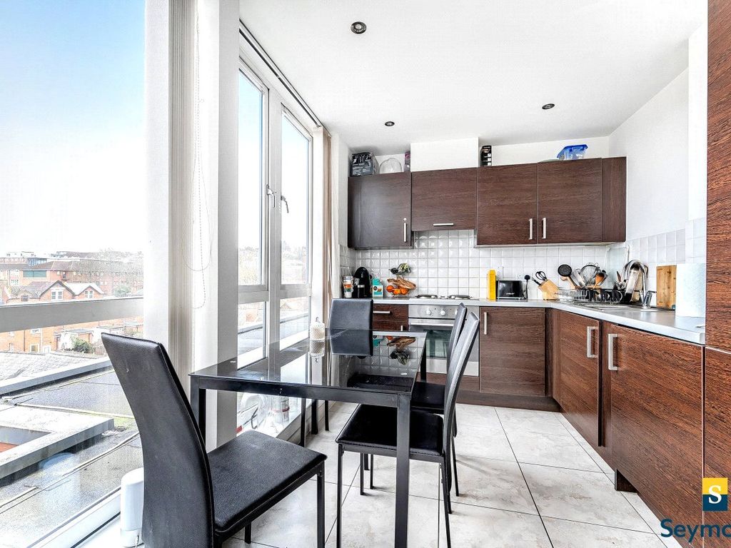 1 bed flat for sale in Guildford, Surrey GU1, £243,750