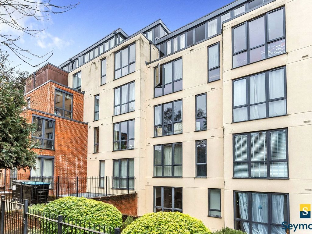 1 bed flat for sale in Guildford, Surrey GU1, £243,750