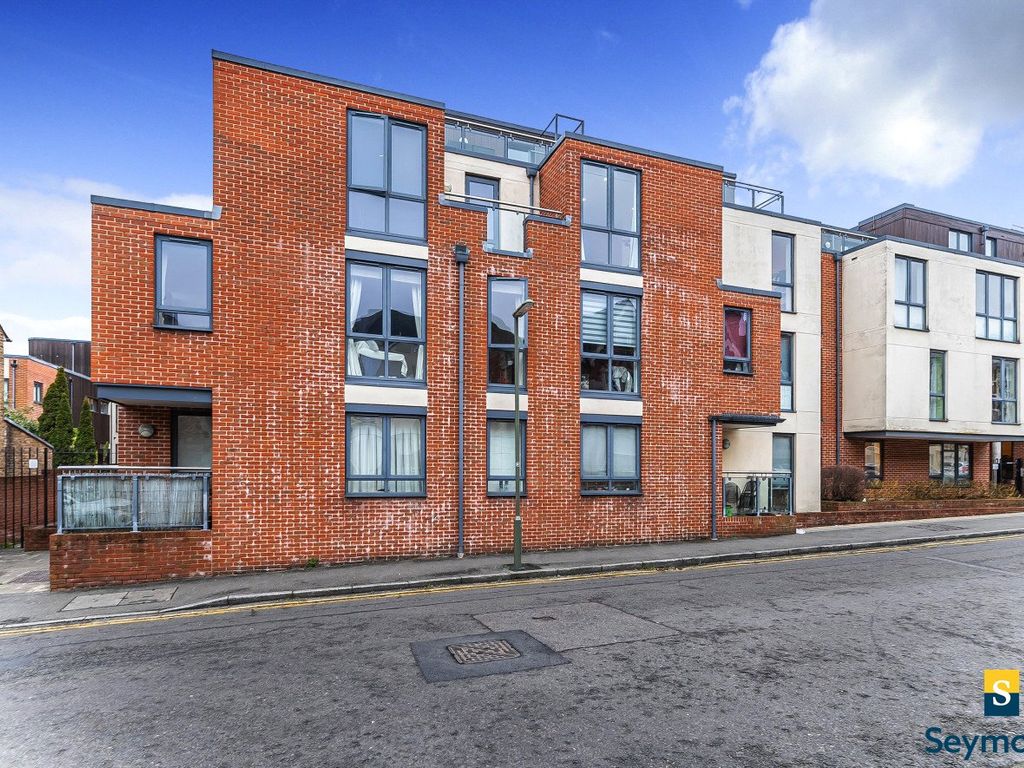 1 bed flat for sale in Guildford, Surrey GU1, £325,000