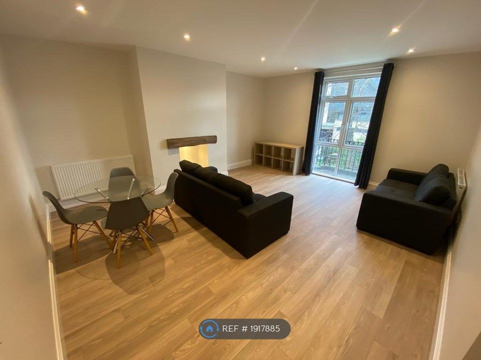 2 bed flat to rent in Moorland Hall, Leeds LS3, £1,300 pcm