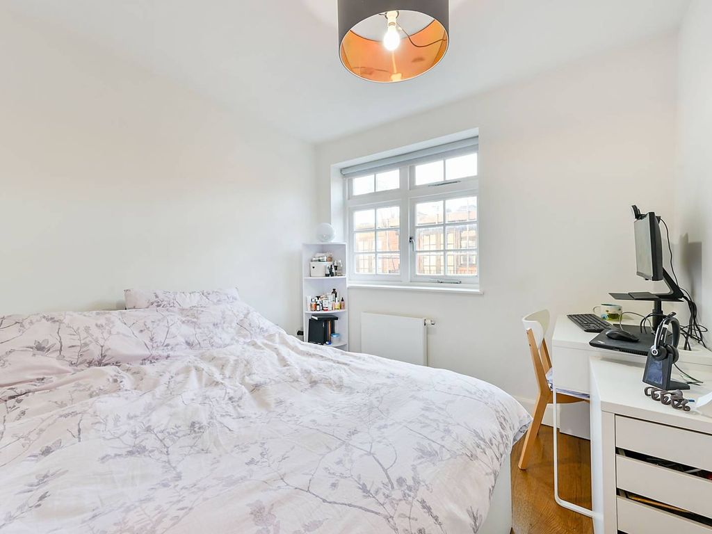 2 bed flat to rent in Burlington Mews, Acton, London W3, £2,300 pcm