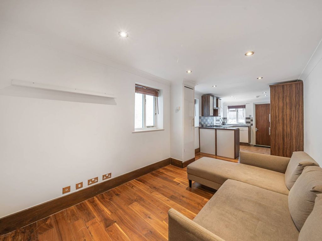 2 bed flat for sale in Whewell Road, Archway, London N19, £525,000