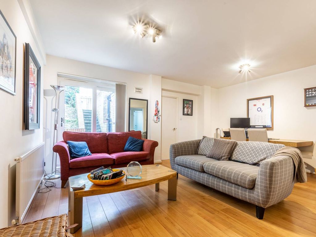 1 bed flat for sale in Barons Court Road, Barons Court, London W14, £475,000