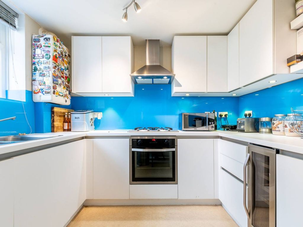 1 bed flat for sale in Barons Court Road, Barons Court, London W14, £475,000