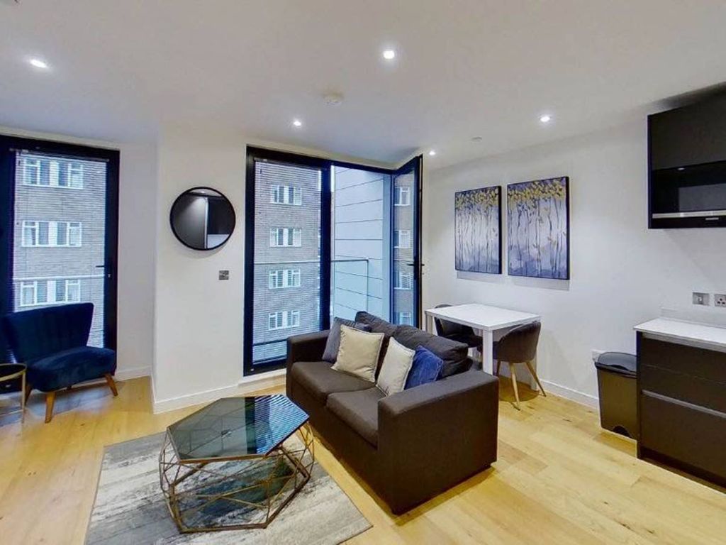 1 bed flat for sale in Luxe Tower, Tower Hill, London E1, £650,000