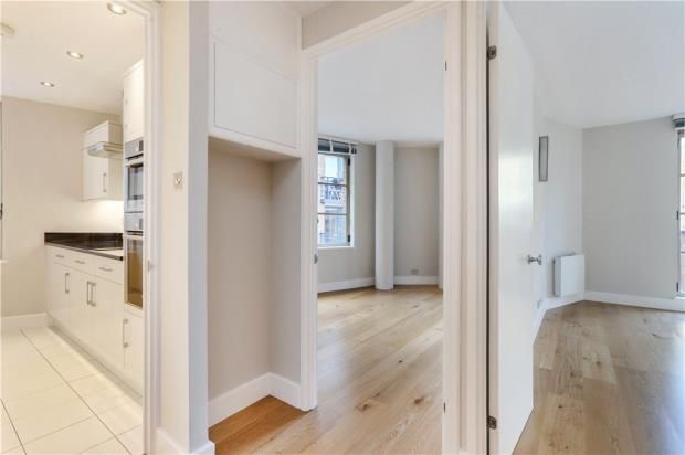 1 bed flat for sale in The Circle, Queen Elizabeth Street, London SE1, £430,000