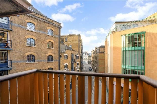 1 bed flat for sale in The Circle, Queen Elizabeth Street, London SE1, £430,000