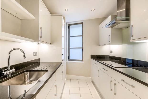 1 bed flat for sale in The Circle, Queen Elizabeth Street, London SE1, £430,000