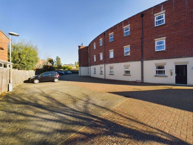 2 bed flat for sale in Oak Grove, Northampton, Northamptonshire NN3, £175,000