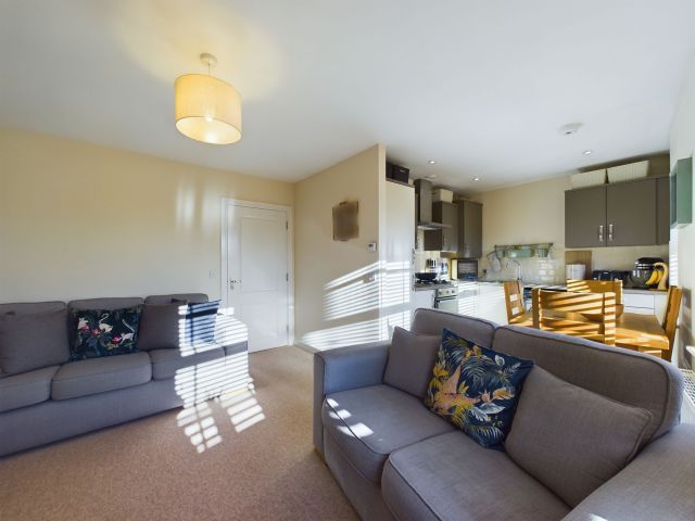 2 bed flat for sale in Oak Grove, Northampton, Northamptonshire NN3, £175,000