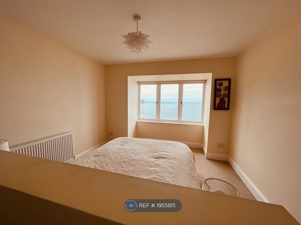 2 bed flat to rent in The Parade, Sandsend, Whitby YO21, £2,000 pcm
