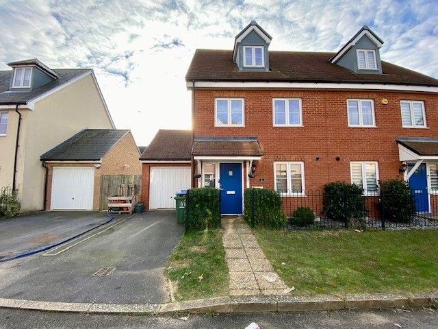 3 bed semi-detached house to rent in Crawford Road, Aylesbury HP18, £1,800 pcm