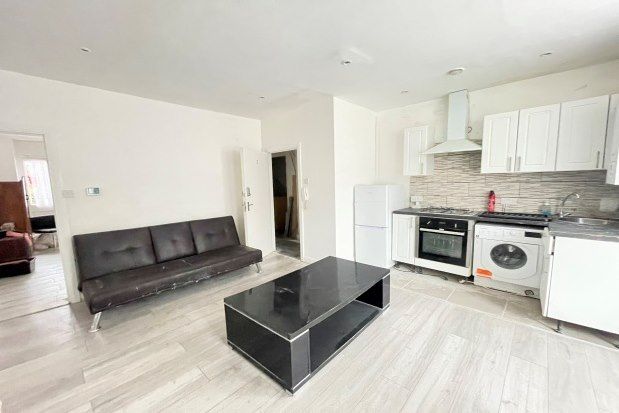 1 bed flat to rent in Burrage Road, London SE18, £1,200 pcm