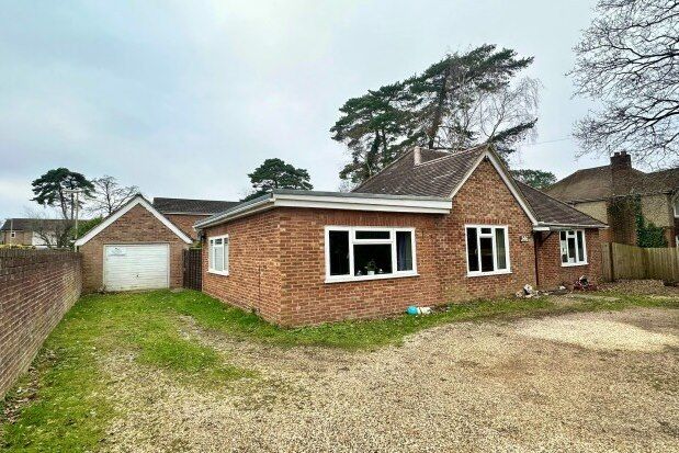 3 bed bungalow to rent in Reading Road South, Fleet GU52, £1,250 pcm