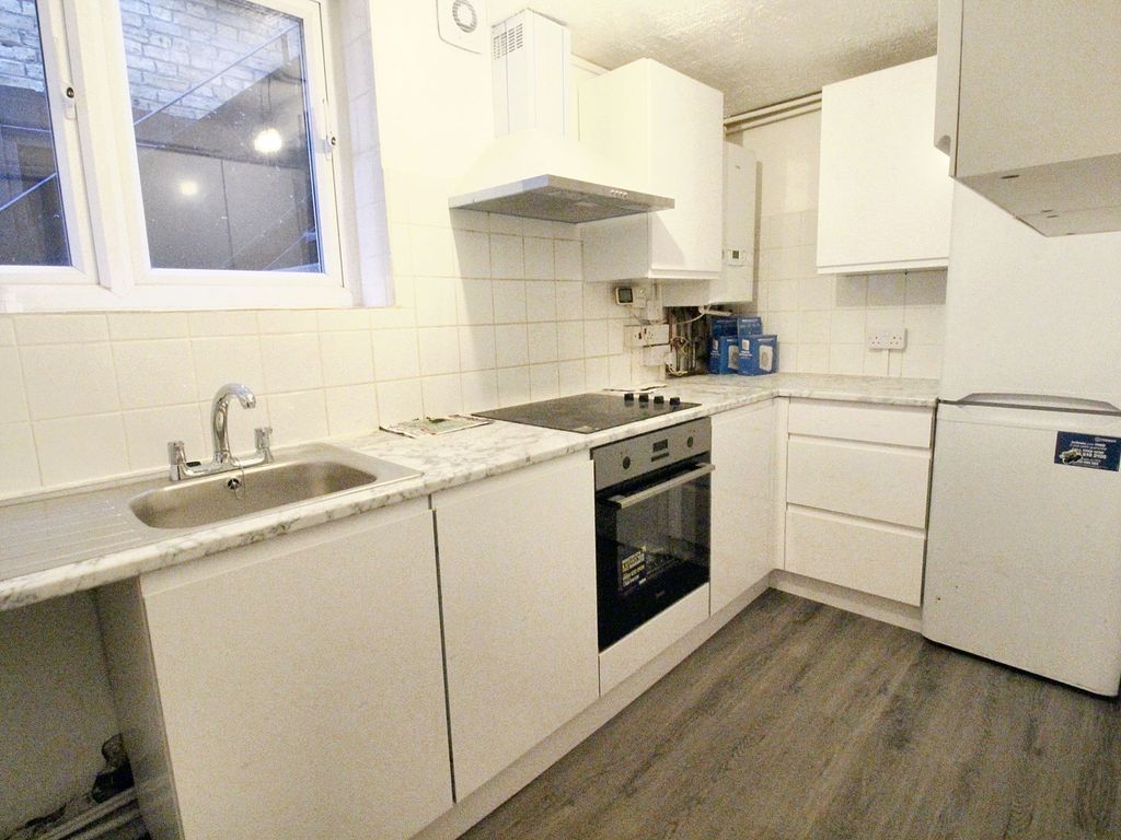 1 bed flat to rent in The Close, Rochester ME1, £1,000 pcm