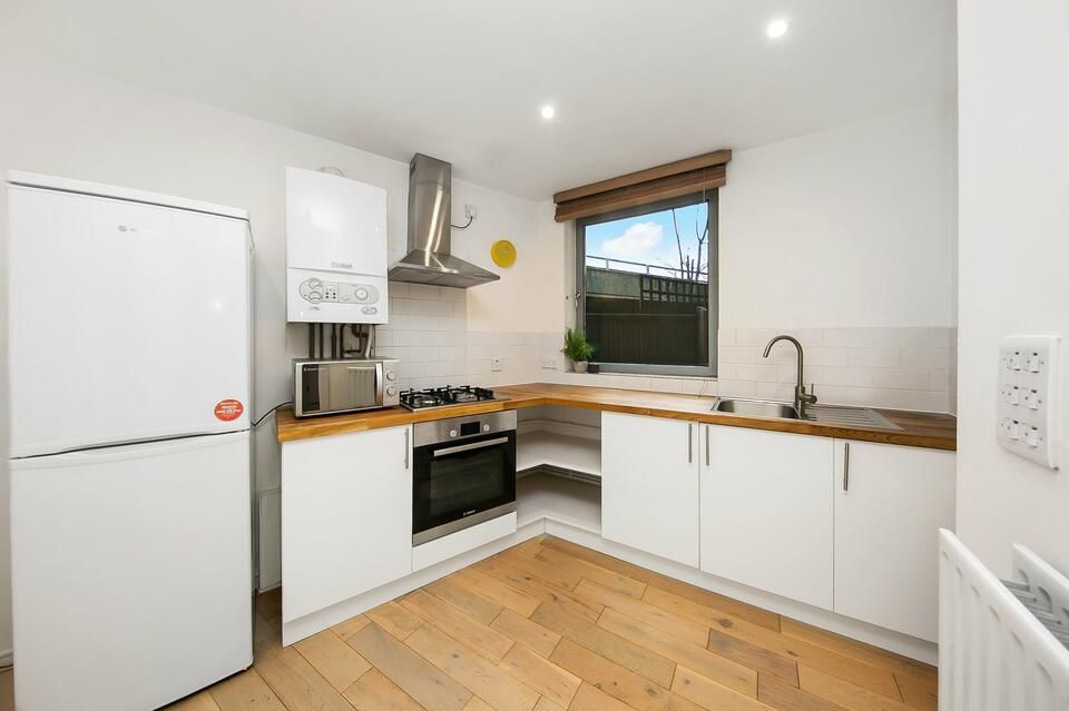 1 bed flat to rent in Wick Lane, London E3, £1,750 pcm