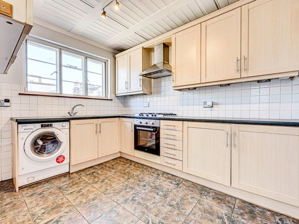 2 bed flat for sale in Canewdon Road, Westcliff-On-Sea SS0, £240,000