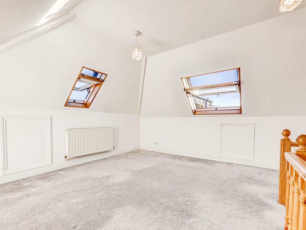 2 bed flat for sale in Canewdon Road, Westcliff-On-Sea SS0, £240,000