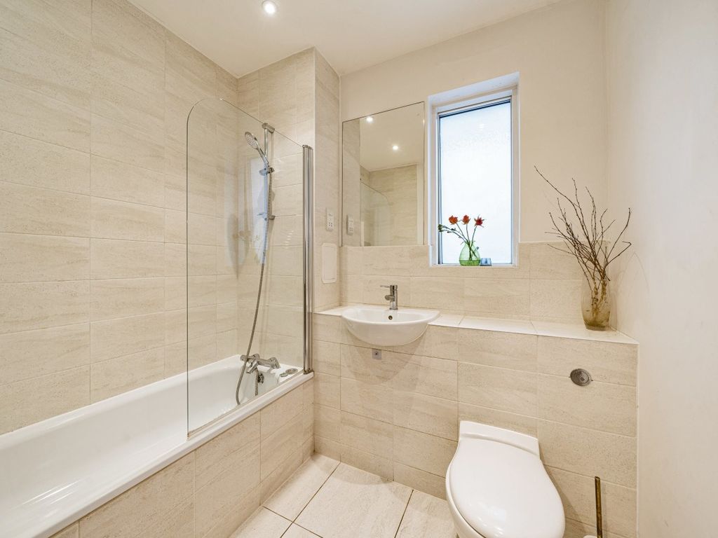 2 bed flat for sale in Diadem House, Francis Harvey Way, London SE8, £120,000