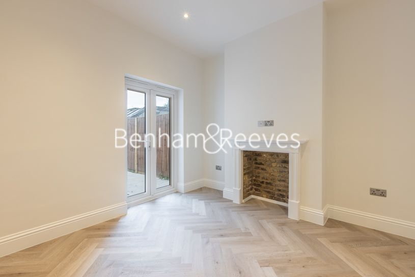 4 bed town house to rent in Everington Street, Hammersmith W6, £5,300 pcm